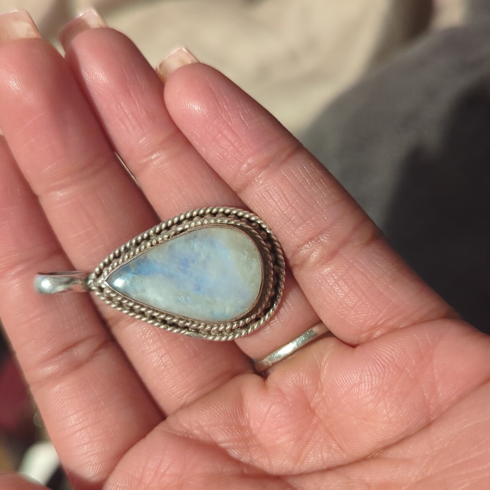 Rainbow moonstone pendant in 925 Sterling silver